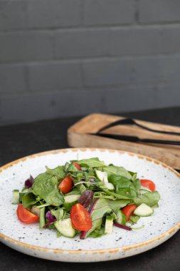 Taze salata, vişneli domates, salatalık ve roka..