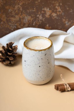 Balkabaklı latte ve eşarp. Soğuk havada sıcak içecek.