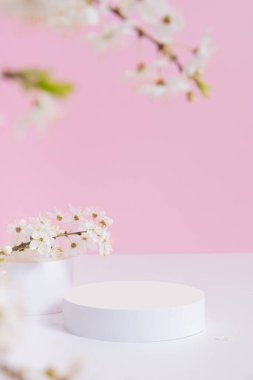 Boş podyum ya da bahar çiçekli kaide. Kozmetik ürünleri için modelle.