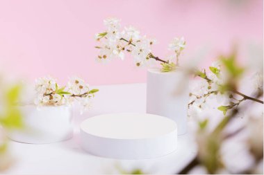 Boş podyum ya da bahar çiçekli kaide. Kozmetik ürünleri için modelle.