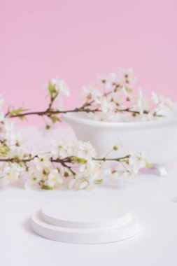 Boş podyum ya da bahar çiçekli kaide. Kozmetik ürünleri için modelle.