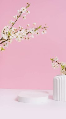 Boş podyum ya da bahar çiçekli kaide. Kozmetik ürünleri için modelle.