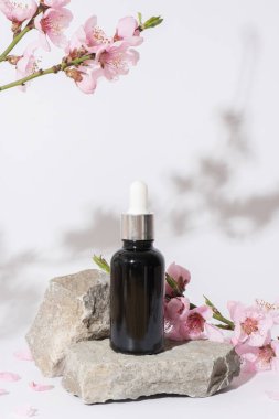 Damla şişesi podyumda ya da kiraz çiçeği dallarıyla süslenmiş doğa taşının kaidesiyle alay eder..