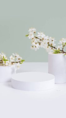 Boş podyum ya da bahar çiçekli kaide. Kozmetik ürünleri için bahar modeli.