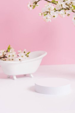 Boş podyum ya da bahar çiçekli kaide. Kozmetik ürünleri için modelle.