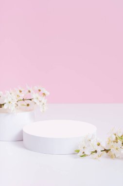 Boş podyum ya da bahar çiçekli kaide. Kozmetik ürünleri için modelle.