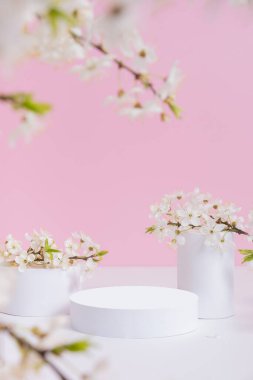 Boş podyum ya da bahar çiçekli kaide. Kozmetik ürünleri için modelle.