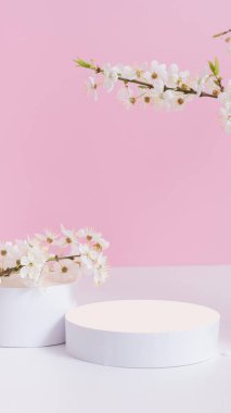 Boş podyum ya da bahar çiçekli kaide. Kozmetik ürünleri için modelle.