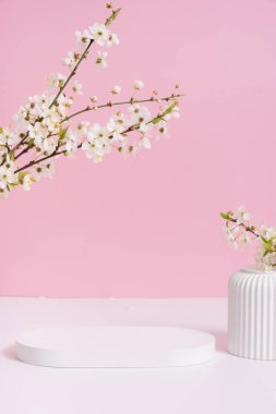Boş podyum ya da bahar çiçekli kaide. Kozmetik ürünleri için modelle.
