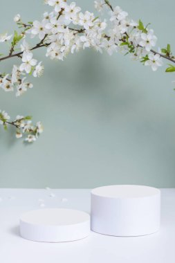 Boş podyum ya da bahar çiçekli kaide. Kozmetik ürünleri için modelle.