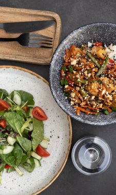 Lezzetli pilav, et ve sebze ve kiraz domatesli salata, salatalık ve roka..