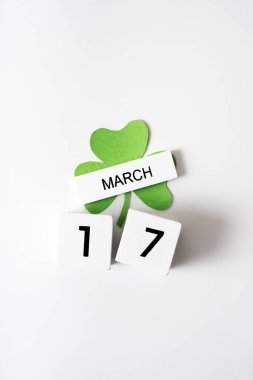 17 Mart takvimi ve yeşil yonca üstten görünüyor. Aziz Patrick Günü konsepti.