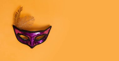 Renkli arkaplanda fotokopi alanı olan karnaval kutlaması için şenlikli yüz maskesi.
