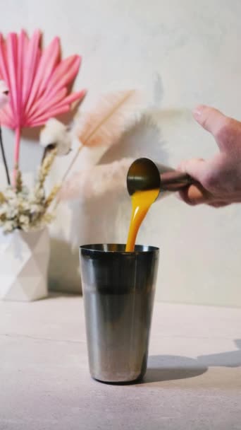 Cocteil Alcoolic Vodcă Mango Sirop Suc Lămâie Cuburi Gheață Într — Videoclip de stoc
