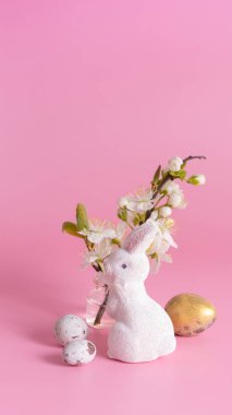 Pembe arka planda Paskalya için beyaz tavşan sembolü.