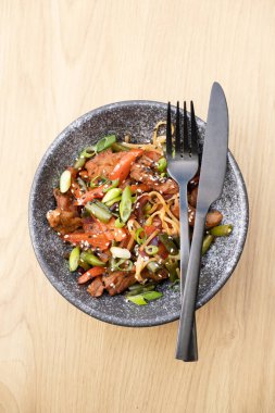 Bir kase udon eriştesi, dana eti ve kızarmış sebze..