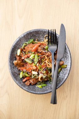 Bir kase udon eriştesi, dana eti ve kızarmış sebze..