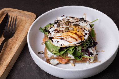 Beyaz waffle tabağı ve yumurta ve çekirdekli somon.