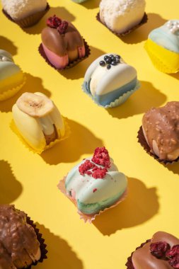 Sarı arkaplan görünümlü birçok farklı badem kurabiyesi.