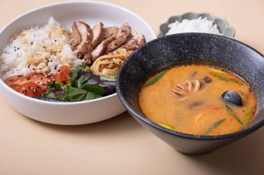 Tom tatlı patates çorbası ve kase, pirinç, dana eti ve sebze ve açı manzaralı.