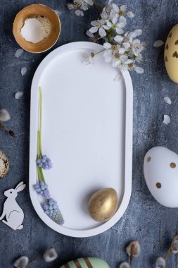 Çiçekli Paskalya kompozisyonu, beyaz tavşan ve yumurtalar düz, üst görünüm kopyalama alanı