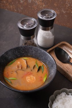 Tom gri arkaplan manzaralı lezzetli çorba ve pilav.