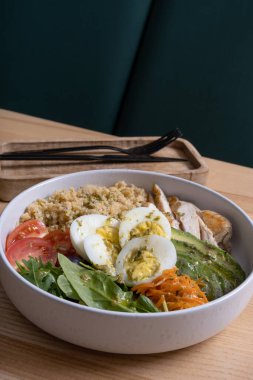 Yumurta, sebze, kuskus ve ahşap restoranın arka plan manzaralı et tabağı..