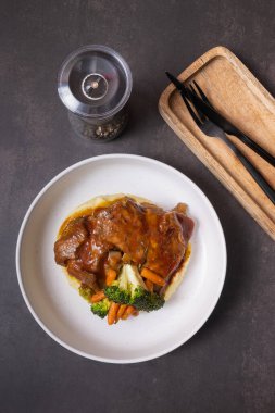 Barbekü soslu sığır kaburgası. Sebze ve patates püresi..