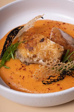 Yakın plan kızarmış tavuk ve patates püresi açısı..