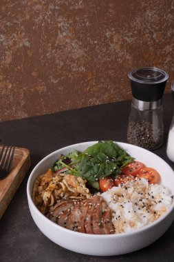 Pirinç, dana eti ve sebze tabağı manzaralı. Dengeli beslenme kavramı.