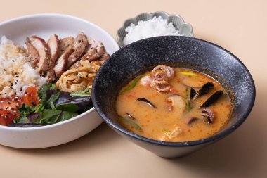 Tom tatlı patates çorbası ve kase ile pirinç, dana eti ve sebze manzarası