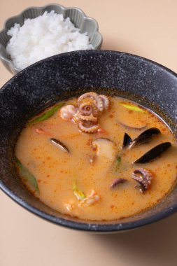 Tom gri arkaplan manzaralı lezzetli çorba ve pilav.