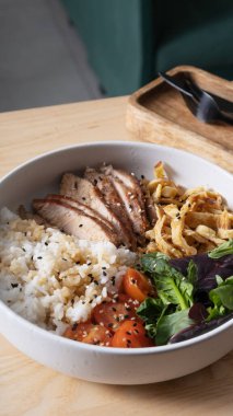 Pirinç, dana eti, yumurta ve sebzeler bir kasede. Dengeli beslenme kavramı.