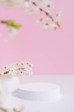 Boş podyum ya da bahar çiçekli kaide. Kozmetik ürünleri.