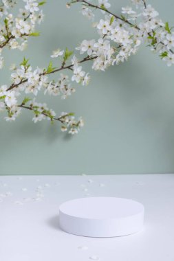 Boş podyum ya da bahar çiçekli kaide. Kozmetik ürünleri şablonu oluşturur