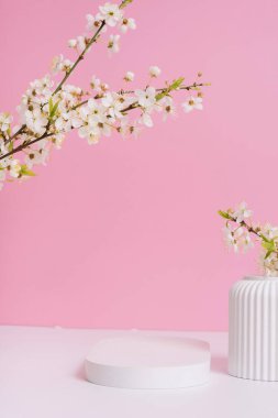 Boş podyum ya da bahar çiçekli kaide. Kozmetik ürünleri için modelle.