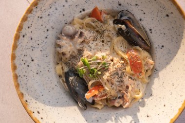 Narin krema soslu, deniz mahsullü makarna.