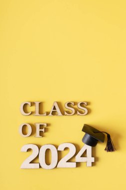 Mezuniyet şapkası sarı olan 2024 sınıfı metin. Mezuniyet tatili konsepti