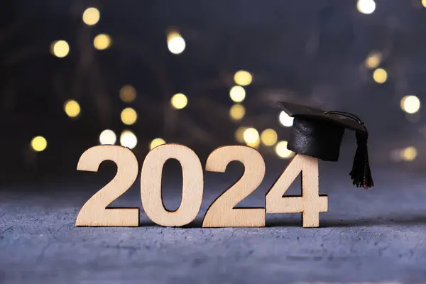 2024 sınıfı konsepti. Mezuniyet kepi ve bokeh ışıklarıyla 2024 numara