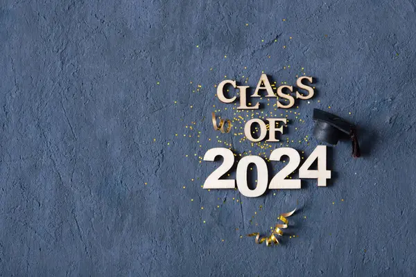 2024 Sınıfı Konsepti Mezuniyet Şapkası Konfeti Üst Görünümlü 2024 Numara - Stok İmaj