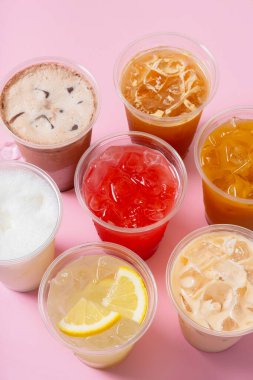 Buzlu yaz içkilerinden bir paket. Limonata ve kuyruk kuyruğu açı görünümü.