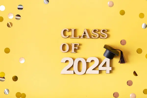 ゴールデン グリッター番号2024 卒業したキャップ 2024年のコンセプト ロイヤリティフリーのストック写真