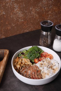 Pirinç, dana eti, yumurta ve sebzeli kase. Dengeli beslenme kavramı