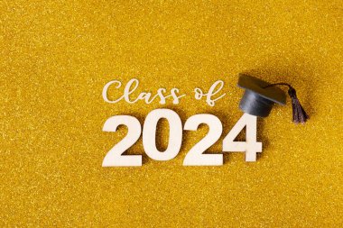2024 sınıfı metin. Altın parıltı arka planı 2024 numara ve mezun olmuş..