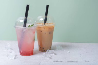 Balonlu çay ve buzlu iki plastik bardak. Moda yaz içkileri..