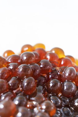 Balonlu çay yapmak için karamel toplarını kapatın..