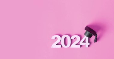 Mezuniyet şapkalı 2024 numara. Mezuniyet tatili konsepti. 2024 Sınıfı Sancak.