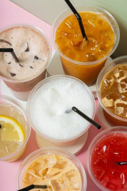 Buzlu yaz içkilerinden bir paket. Limonata ve kuyruk kuyruğu açı görünümü.