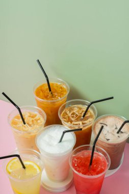 Buzlu renkli yaz içkileri. Renkli arkaplanda limonata ve kuyruk kuyruğu.