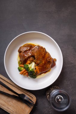 Barbekü soslu biftek tabağı, sebze ve patates püresi..